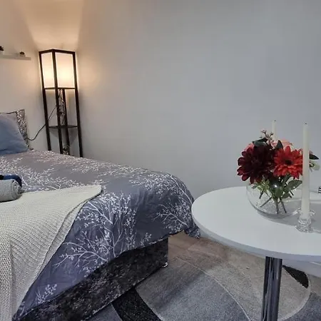 Charming, Cosy Hideaway With Free Wifi, Parking *