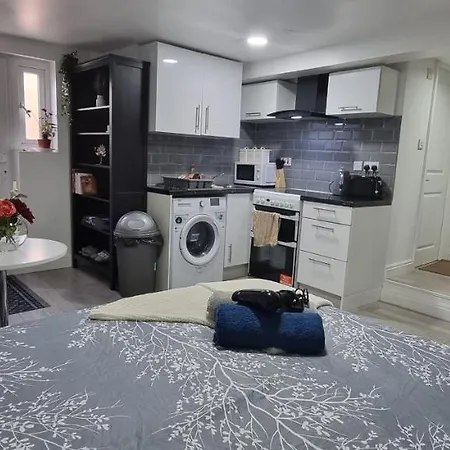 Charming, Cosy Hideaway With Free Wifi, Parking Апартаменты