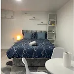 Charming, Cosy Hideaway With Free Wifi, Parking